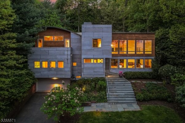 Exterior, Facade, Modern
