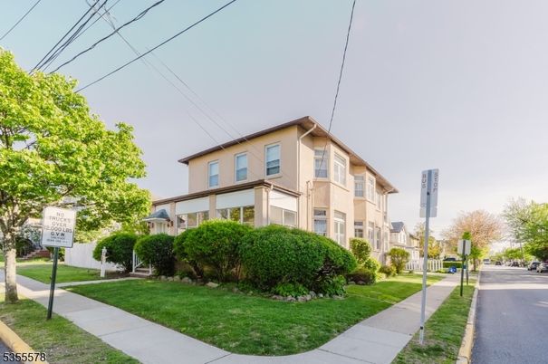 Exterior, Facade, American Foursquare