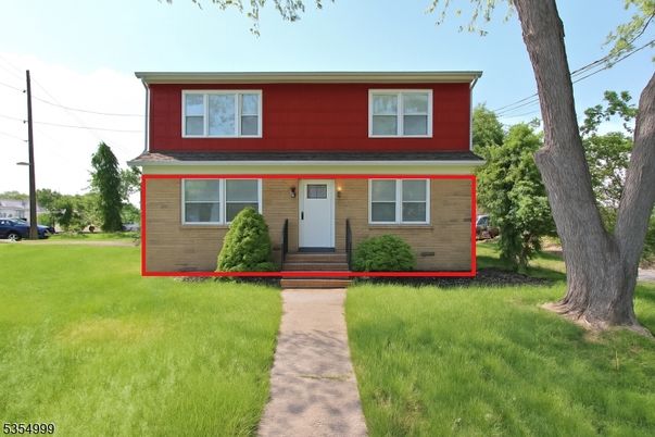 Exterior, Facade, Split Level