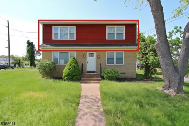 Exterior, Facade, Split Level