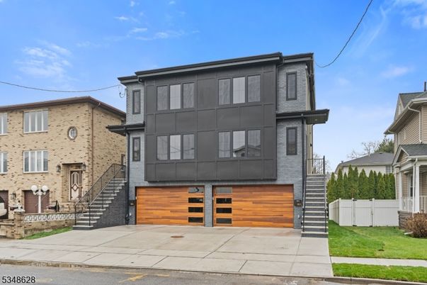 Attached, Exterior, Facade, Rowhouse