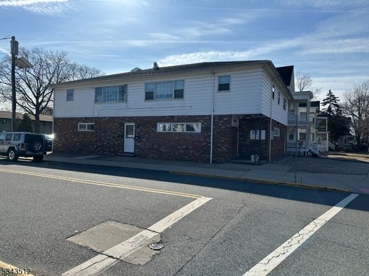 Exterior, Facade, Brick Facade, Raised Ranch