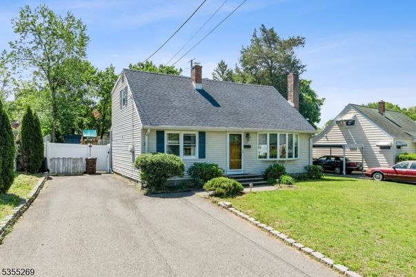 Exterior, Facade, Cape Cod