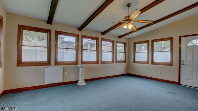 Empty room, Interior, Wooden Beams