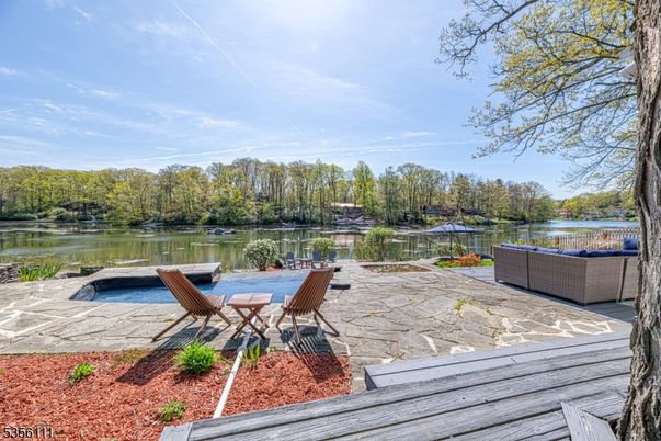 Exterior, Lake