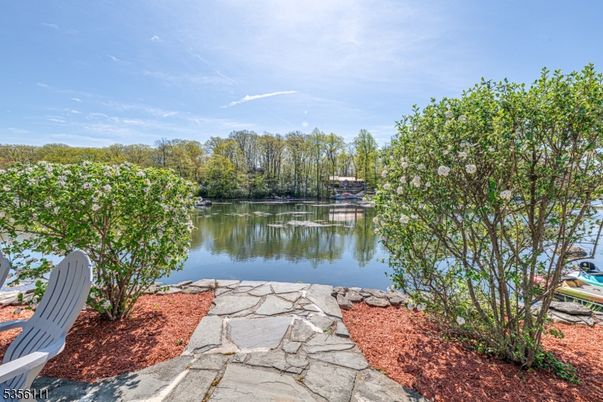 Exterior, Lake