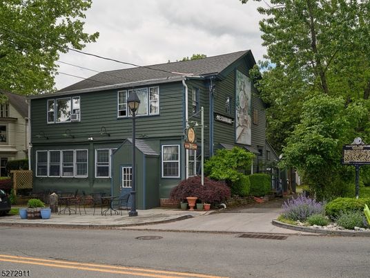 Exterior, Facade, Raised Ranch