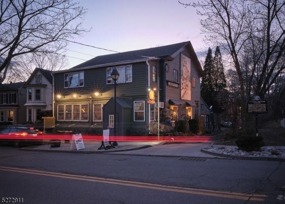 Exterior, Facade, Raised Ranch