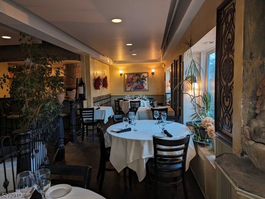 Dining room, Interior, Recessed Lighting