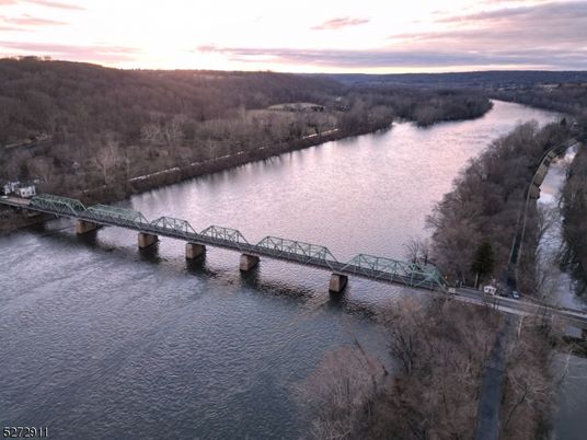 Exterior, Lake