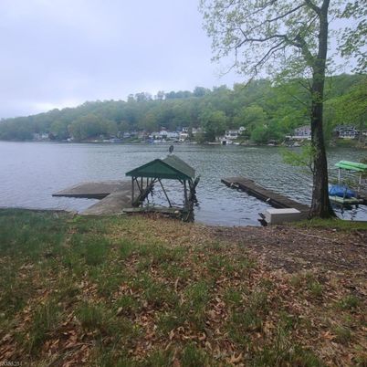 Exterior, Lake