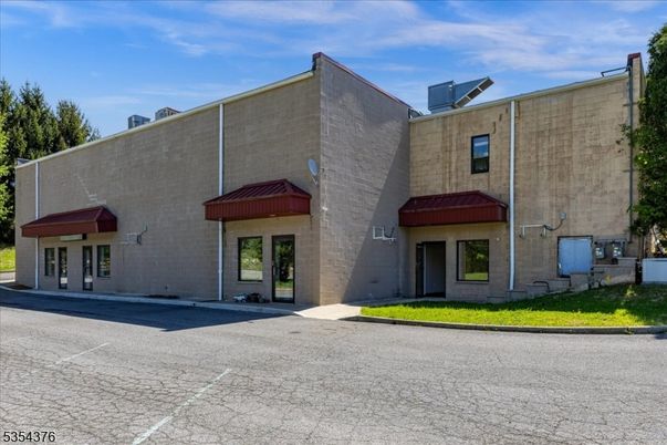 Exterior, Facade, Modern