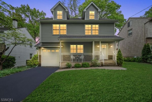 Attached, Exterior, Facade, American Foursquare