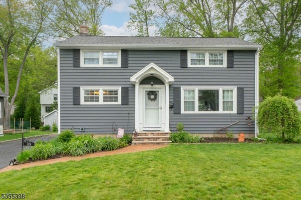 Attached, Exterior, Facade, Raised Ranch