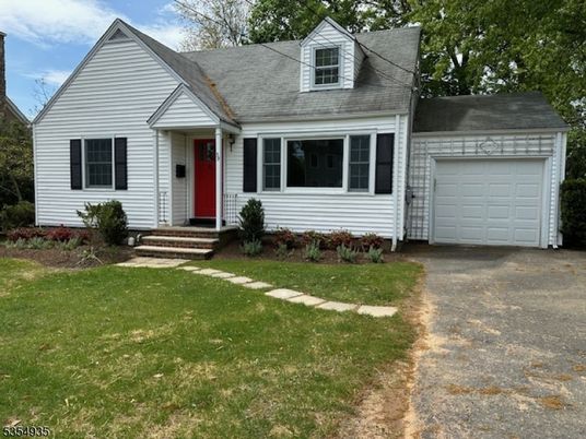 Attached, Exterior, Facade, Cape Cod