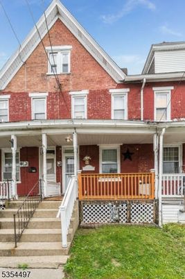 Exterior, Facade, Brick Facade, Rowhouse