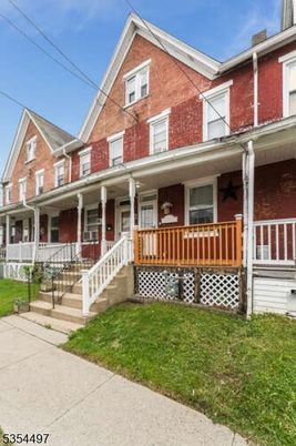 Exterior, Facade, Queen Anne Victorian