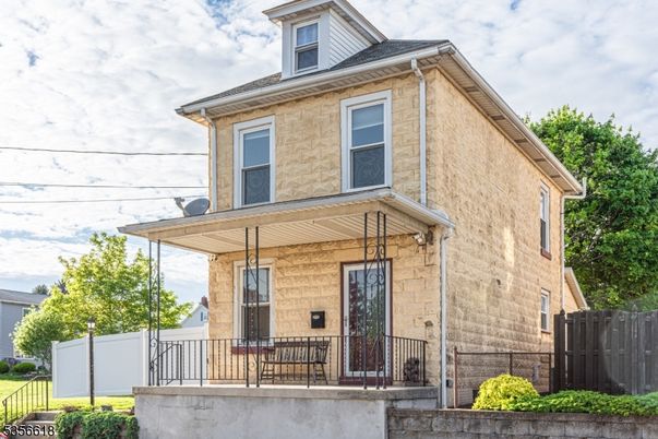 Exterior, Facade, American Foursquare