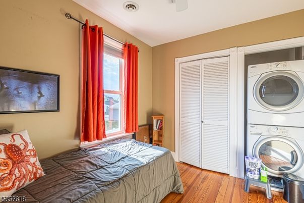 Bedroom, Interior, Utility Closets, Washer, Wood Texture Flooring