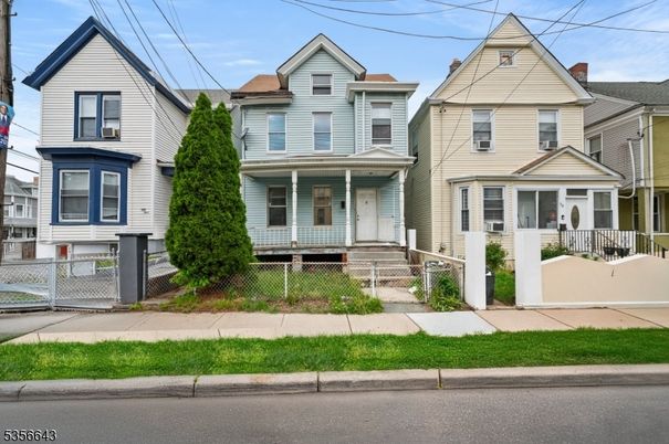 Exterior, Facade, Queen Anne Victorian