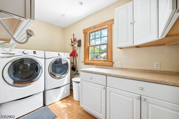 Interior, Recessed Lighting, Washer, Wood Texture Flooring