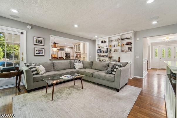 Interior, Kitchen, Living room, Pendant Lights, Recessed Lighting, Wood Texture Flooring