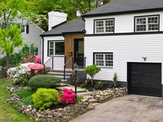 Attached, Exterior, Facade, Split Level