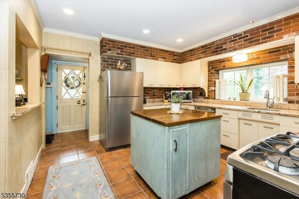 Interior, Kitchen, Recessed Lighting, Stone Walls