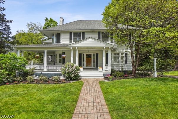 Exterior, Facade, American Foursquare