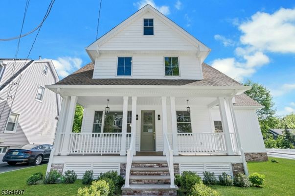 Exterior, Facade, Queen Anne Victorian