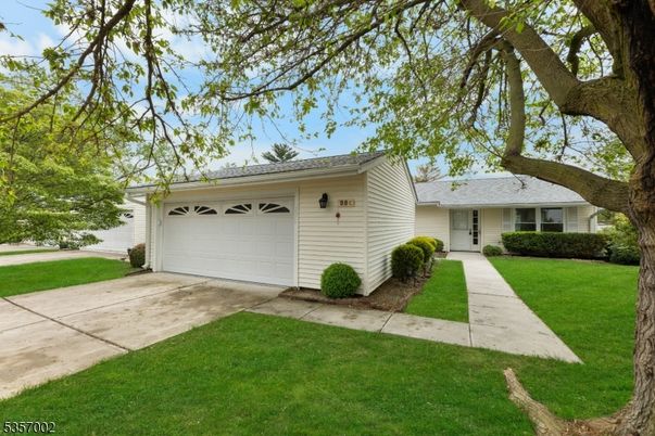 Attached, Exterior, Facade, Ranch