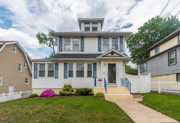 Exterior, Facade, American Foursquare