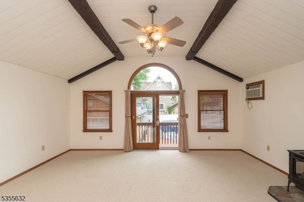 Empty room, Interior, Wooden Beams