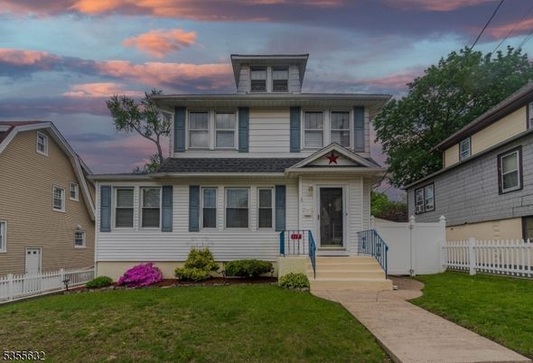 Exterior, Facade, American Foursquare