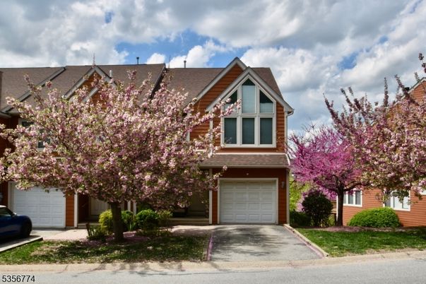 Attached, Exterior, Facade, American Craftsman