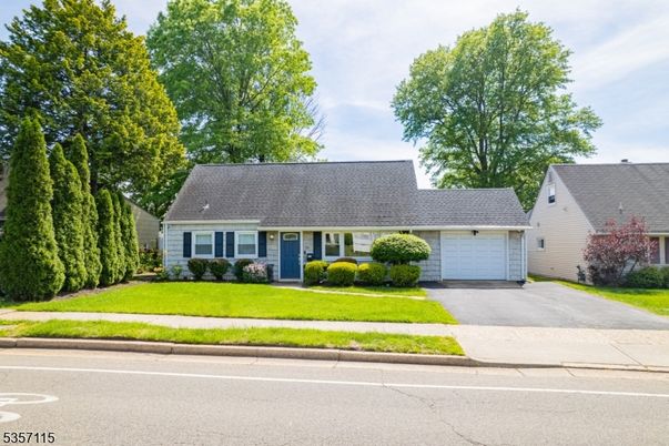 Attached, Exterior, Facade, Cape Cod