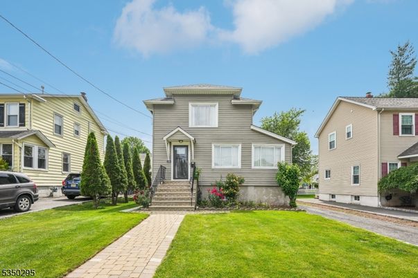 Exterior, Facade, American Foursquare