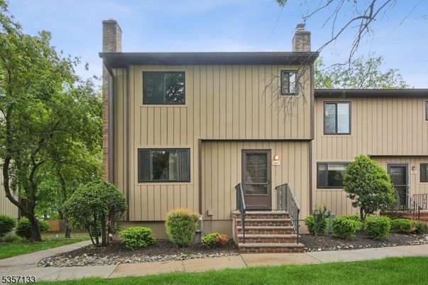 Exterior, Facade, Raised Ranch