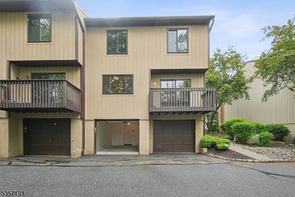 Attached, Exterior, Facade, Rowhouse