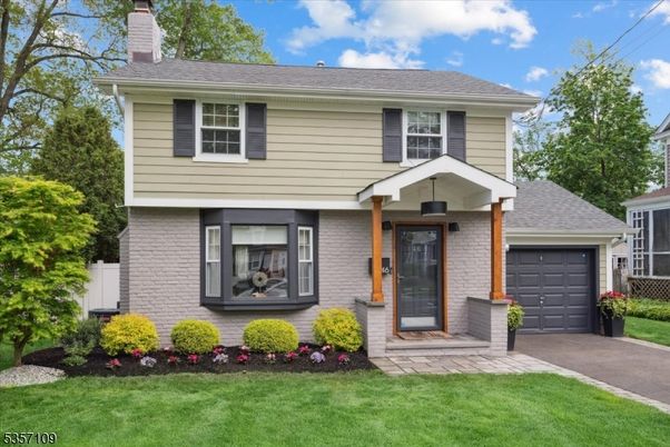 Attached, Exterior, Facade, Brick Facade, Raised Ranch
