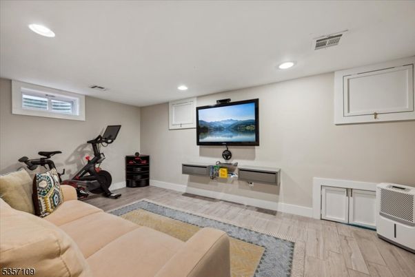 Fitness Equipment, Interior, Living room, Recessed Lighting, Wood Texture Flooring
