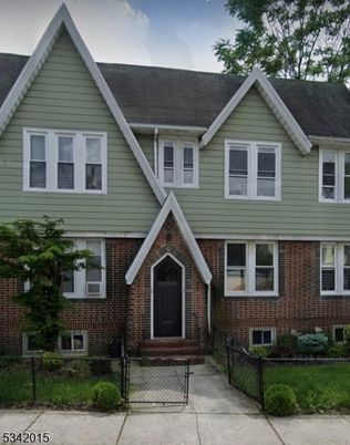 Exterior, Facade, Brick Facade, Rowhouse