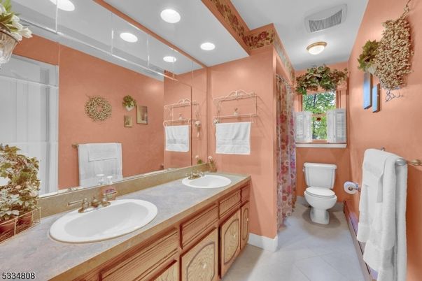 Bathroom, Dual Sink Vanities, Interior, Recessed Lighting