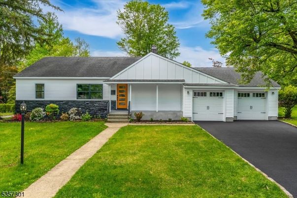Attached, Exterior, Facade, Ranch