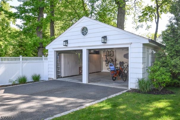 Detached Garage, Exterior