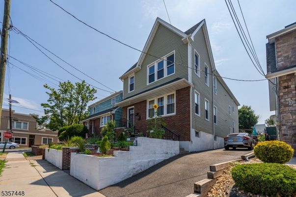 Exterior, Facade, Brick Facade, Queen Anne Victorian