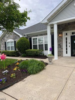 Exterior, Facade, Ranch
