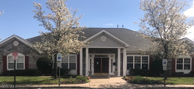 Exterior, Facade, Ranch