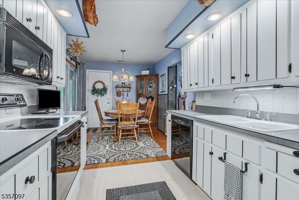 Chandelier, Dining room, Interior, Kitchen, Recessed Lighting, Wood Texture Flooring