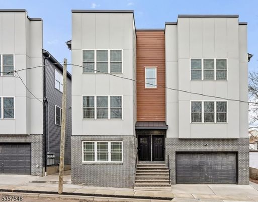 Attached, Exterior, Facade, Rowhouse